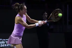 比赛中发生小插曲 郑钦文中文致歉并致谢现场球迷图片