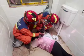 麻将“跳进”便池，大妈出手“相救”却遭“暗算”！图片