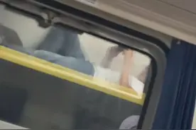 男子坐火车爬行李架上躺着，同车厢乘客看呆图片