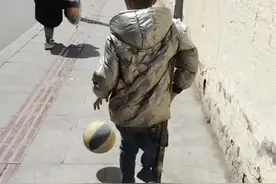 四川大凉山11岁残疾男孩拄拐打篮球：偶像是易建联，残联将为其提供义肢图片