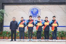 夜跑时突遇火情，长沙5名中学生上演教科书般灭火操作图片