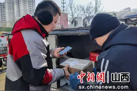 严寒中的“坚守”：快递小哥送货忙图片