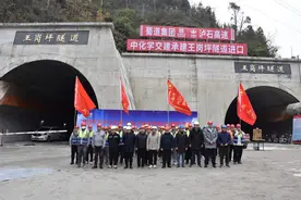 四川泸定至石棉高速王岗坪特长隧道单幅贯通图片