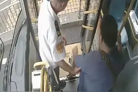 帮抬重物、搀扶老人，青岛公交司机助老服务暖人心图片