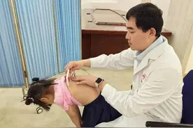 医生呼吁普及中小学生脊柱侧弯筛查：运动量少坐姿不正易引发，女孩居多图片