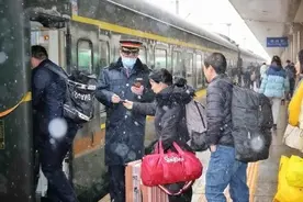 春运“祖师爷”出手？网友坐在停滞的高铁上，拍到绿皮车一路驰骋图片