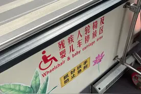 夜读丨公交地铁里的城市细节图片