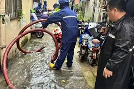 “屋里变水池了”，上海市中心一小区18户居民家进水，社区工作人员齐力帮忙图片