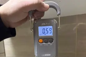 女子买螃蟹花289元，捆蟹皮筋近6两价值76元？市监局：海鲜需称净重图片