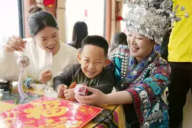 春运启幕 广西非遗活动进车厢图片