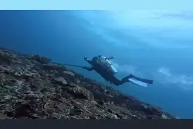 中国女游客为捡相机在印尼溺亡，相机记录下她生前最后时刻视频封面