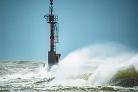海南各地积极防御台风“潭美”图片