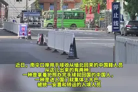 记者直击中缅边境一线，南伞口岸每天有大批持护照中国籍人员入境。出租车排队蹲点接送图片