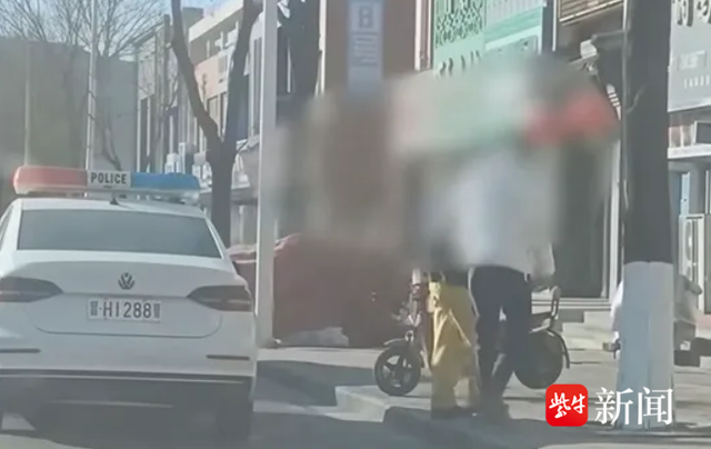 紫牛热点︱警车上下来3人未穿警服，还牵着狗？通报：警辅携家人购物，已解除劳动关系