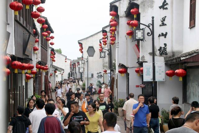 江苏苏州：山塘街人头攒动 出现暑期旅游高峰