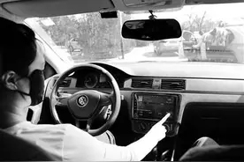 “机器人教练”驾校“执教” 智能又温柔受到学员欢迎图片