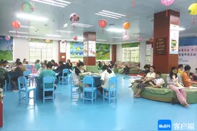 端午假期，市民群众在儋州市图书馆里品书香图片