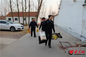 九年无私呵护 三孤儿幸福成长——“雷锋警察妈妈”护苗在行动图片