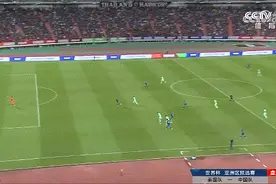 闪电扳平！韦世豪助攻武磊破门，国足暂1:1泰国队图片
