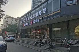 收费3万元起，数百学生封闭管理，武汉多家教培机构涉嫌无证办学 教育局工作人员：别交钱，有多项安全隐患图片