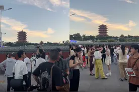 国庆前黄鹤楼红墙迎来大批游客，划分自拍区与代拍区，游客：错峰来，拍照很出片图片