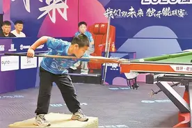 5岁小孩哥踩“增高垫”打台球比赛，打球架势活脱“迷你丁俊晖”图片