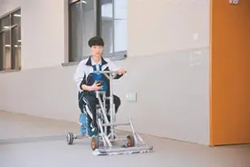 龙华学子“变废为宝”造出智能拖地车图片