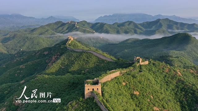 北京密云：蟠龙山长城晨雾缥缈景美如画