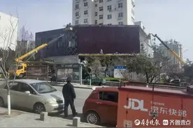面积三百多平，将二楼窗户全封堵，青岛这处大型违规广告拆了！图片