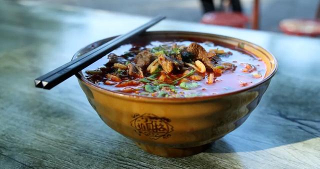 站前广场新盖一座小亭子，秋日出游更丝滑～