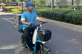 男子骑车眩晕倒地，好心小伙儿不仅救了人还帮送车图片