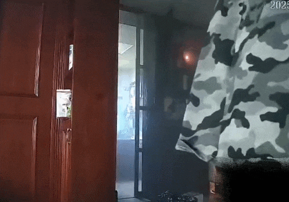 女生在家遇火灾上演教科书式自救