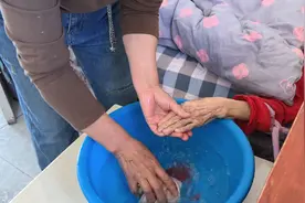 乌鲁木齐米东区：儿媳细心照顾患病婆婆 用爱心诠释孝道图片