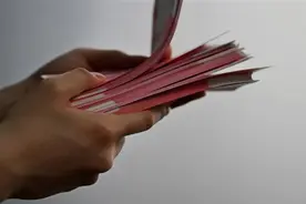 20万元现金不慎遗落！西安的哥拾金不昧辗转归还，被“硬塞”1000元感谢费图片