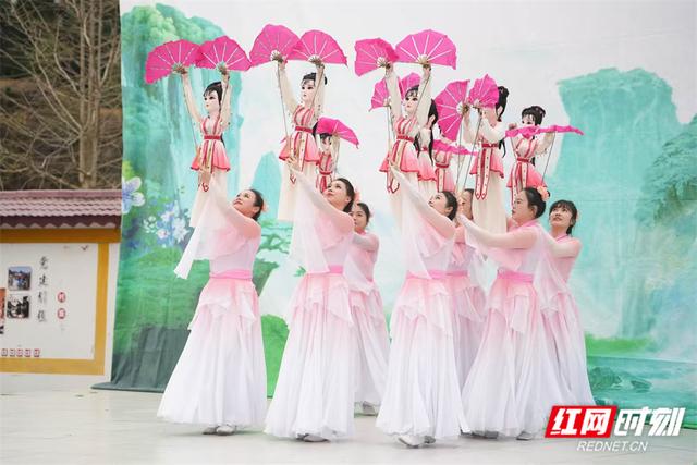 文化暖流涌苗乡 湖南文旅志愿服务走进湘西送“文化年货”