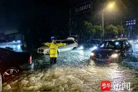 暴雨中车抛锚路上收到罚单？盐城警方回应：不处罚，一种情况例外图片