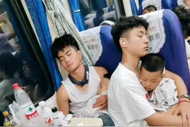 贵州2名大学生火车上帮站票宝妈抱娃一整夜，当事人：年轻人力气要花在有用的地方！图片