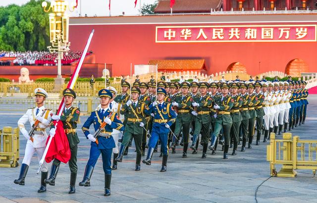 今晨12.1万人天安门广场看升国旗，结束后久久不愿离去