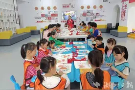 房县城关镇开展“手绘帆布袋 ”环保减塑活动图片