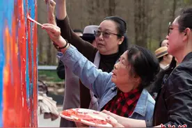 38位粤港澳大湾区女画家共绘英雄花图片