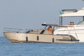 C罗、乔治娜泳装游艇度假，遭另一艘船裸体情侣相拥抢镜👀图片