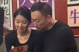 妻子晒刘维伟和小三同框照：篮协CBA青岛不管我们自己管 正义必胜图片