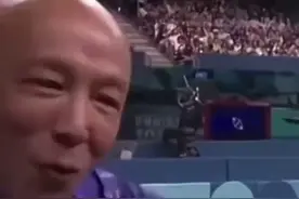 肖指导给莎头组合提供的情绪价值太足了，“玩去吧，大胆玩去吧”，王楚钦丢球，肖指导上演秒变脸安慰鼓励图片