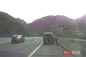 面包车高速抛锚，司乘推车一公里，交警紧急制止图片