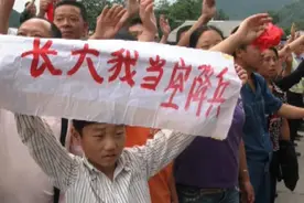 “地震男孩”长大真成了空降兵，“模范空降兵连”排长程强登上2024年《开学第一课》图片