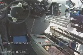 突发！老人摔倒呼救，605路公交员工接力救援图片