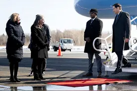 加拿大铺迷你红毯迎接美国国务卿，网友：我家地垫都比这个大图片