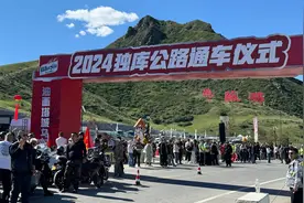 “油画塔城乌苏驿 绽放独库丝路行” 2024年独库公路正式恢复通车图片