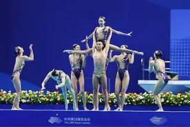 原来男生参加的花样游泳也这么美图片