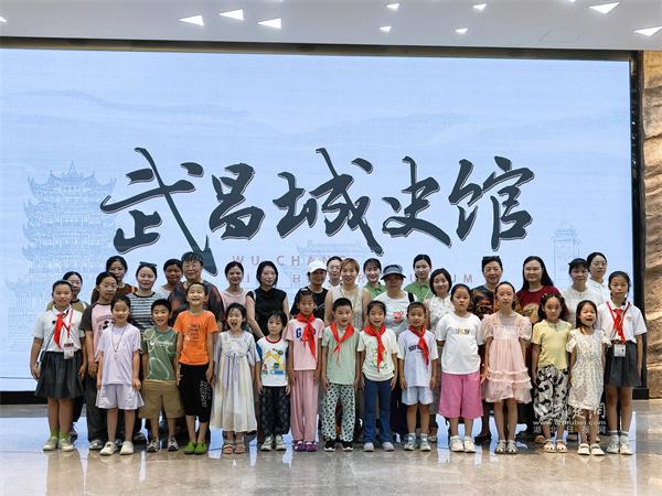 夜探千年武昌 亲子共绘古城新韵